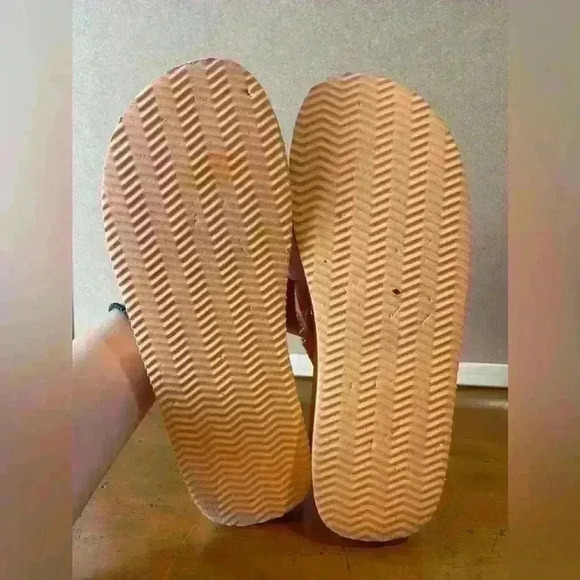 Classic Lady Lanell Tan platform flip flops. - Picture 8 of 8